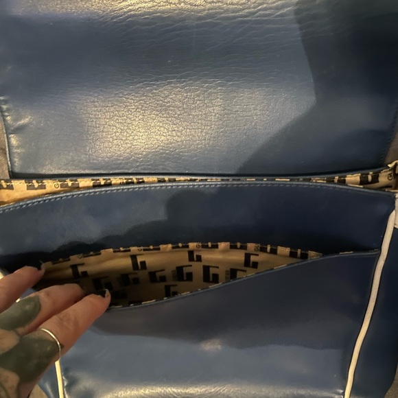 GUESS - VINTAGE BAG (Unisex) - Picture 2 of 8